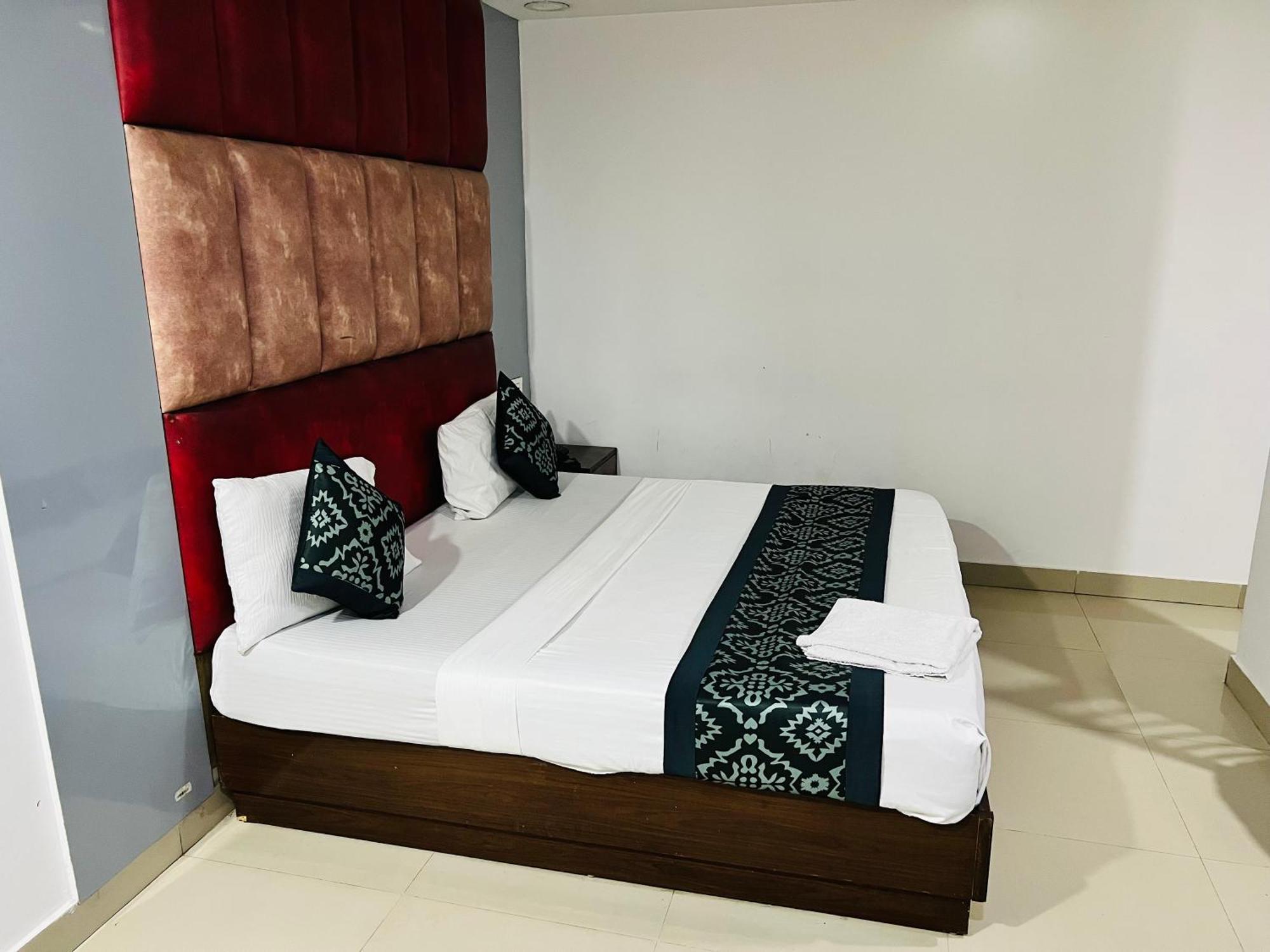 Hotel Marina Near Igi Airport Delhi ニューデリー エクステリア 写真